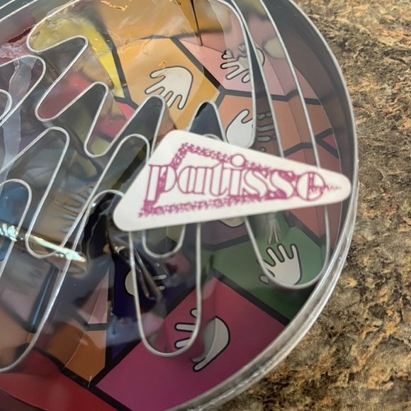 NEW Metal Cookie Cutter Set (3Hands L,M,S) in Circle Tin - Picture 3 of 4